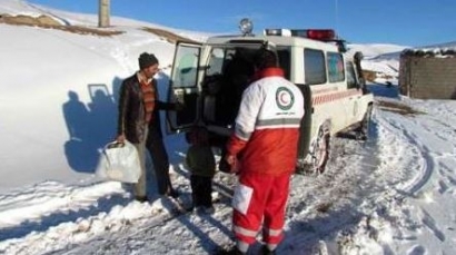 امدادرسانی جمعیت هلال احمر گلستان به 327 نفر در سرمای اخیر/ انتقال مادر و نوزاد از روستای پربرف مینودشت به مراکز درمانی + تصویر