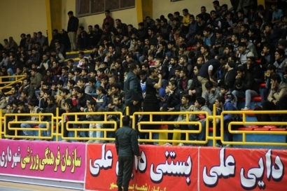 حواشی دیدار تیم‌های بسکتبال شهرداری گرگان و لوله آ اس شیراز/ شعارهای تماشاگران گرگانی علیه سرمربی با وجود پیروزی خانگی