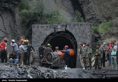 احداث تونل فرعی برای رسیدن به 14معدنکار محبوس در معدن آزادشهر