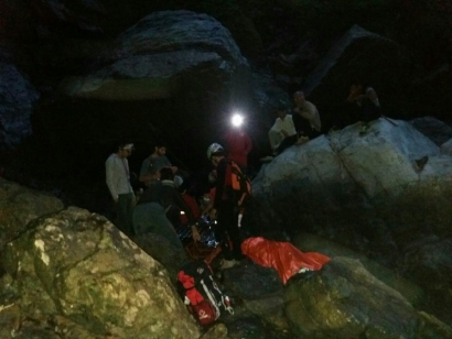 انتقال جسد یک کوهنورد از ارتفاعات علی آباد کتول