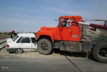 برخورد کامیون با خودروی سواری در آزادشهر/ ۵ نفر مصدوم شدند