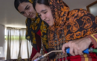 تولید زیورآلات ترکمن در کارگاه های خانگی