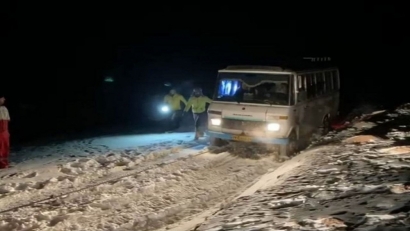 در راه ماندگان برف و کولاک توسکستان امدادرسانی شدند