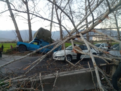 تندباد شدید جاده بین‌المللی کردکوی - گرگان را مسدود کرد